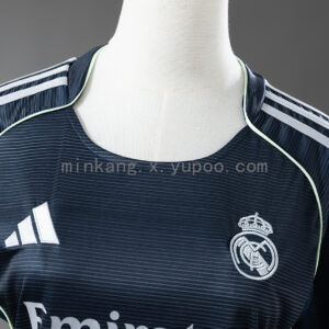 Camiseta Real Madrid 2024/25 Visita Mujer — detalle escudo