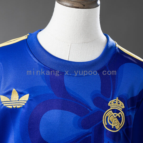 Camiseta Real Madrid 2024/25 Tercera Niño — detalle de la etiqueta interna con logos