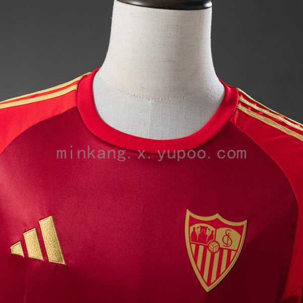 Camiseta Sevilla FC 2023 Edición Especial - detalle escudo