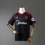 Camiseta Sevilla FC 2023/24 Tercera — detalle escudo