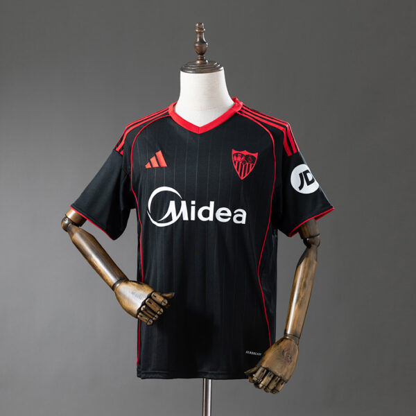 Camiseta Sevilla FC 2023/24 Tercera — detalle escudo