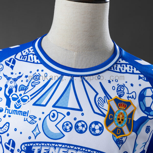 Camiseta Club Deportivo Tenerife 2023/24 Edición Especial — detalle del escudo y gráficos superiores
