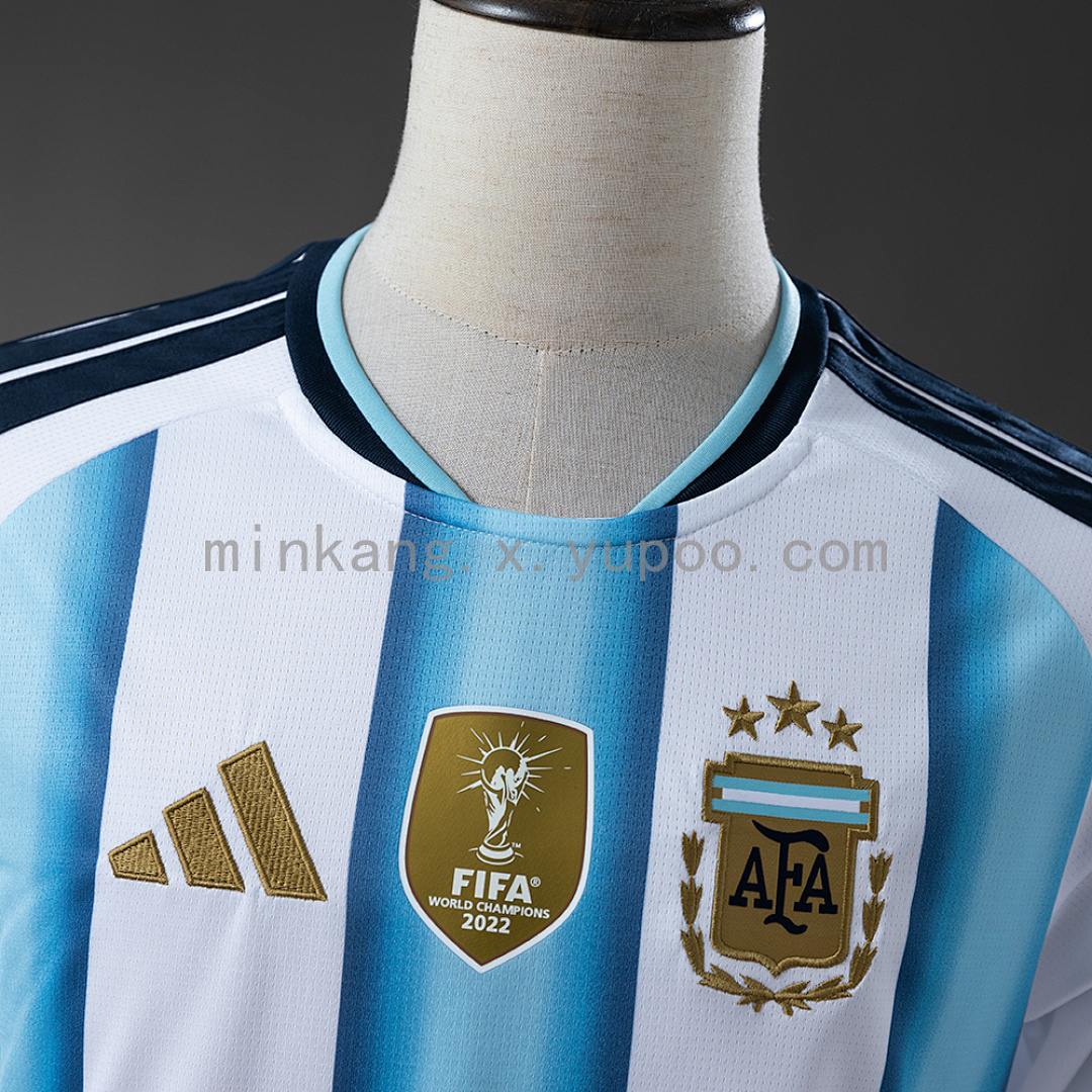 Camiseta Argentina 2022/23 Local Campeona del Mundo - detalle escudo AFA con tres estrellas