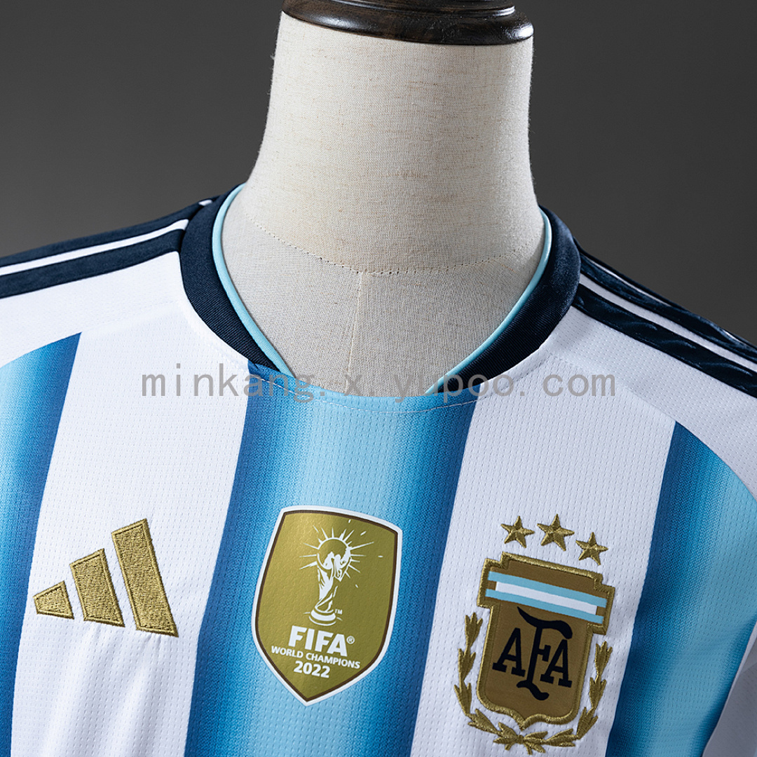 Camiseta Argentina 2026 Local Manga Larga - detalle escudo AFA y parche FIFA World Champions