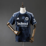 Camiseta Eintracht Frankfurt 2022/23 Tercera - detalle escudo
