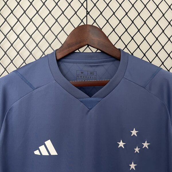 Camiseta Cruzeiro 2024 Entrenamiento — detalle bajo de la camiseta