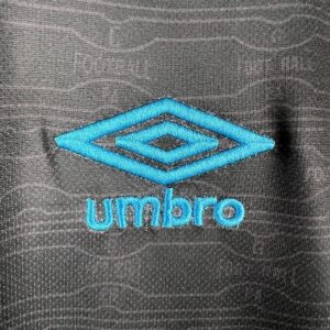 Camiseta Grêmio 2023/24 Tercera — detalle inscripción 'Football' en tejido