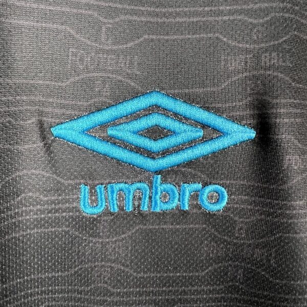 Camiseta Grêmio 2023/24 Tercera — detalle inscripción 'Football' en tejido