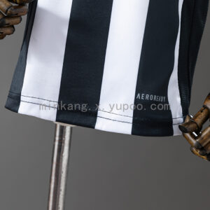 Camiseta Atlético Mineiro 2024/25 Local — detalle logo Adidas en short
