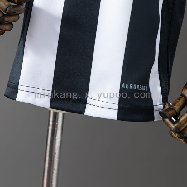 Camiseta Atlético Mineiro 2024/25 Local — detalle logo Adidas en short