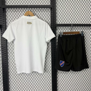 Camiseta Colo Colo 2025 Aniversario - vista completa del kit en exposición
