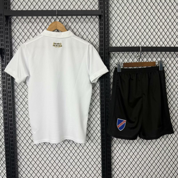 Camiseta Colo Colo 2025 Aniversario - vista completa del kit en exposición