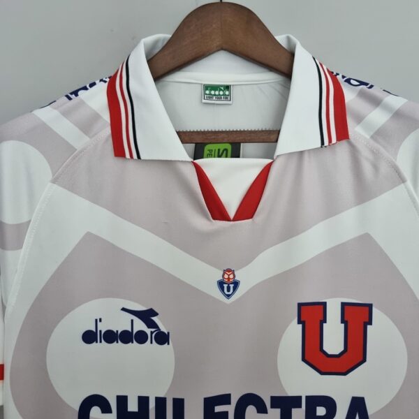 Camiseta Universidad de Chile 1995 Retro Local - detalle escudo