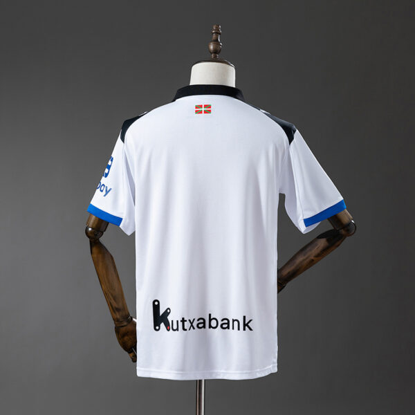 Camiseta Deportivo Alavés 2023/24 Visita — detalle dobladillo inferior