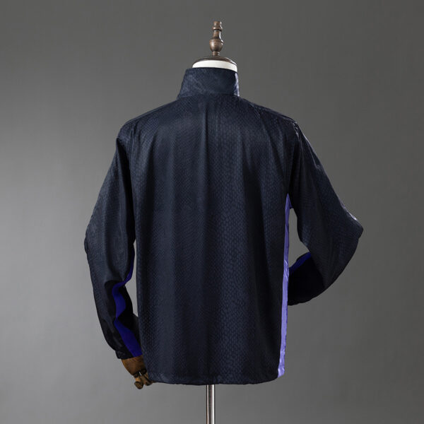 Camiseta FC Barcelona 2023/24 Cortaviento Entrenamiento — detalle escudo FC Barcelona