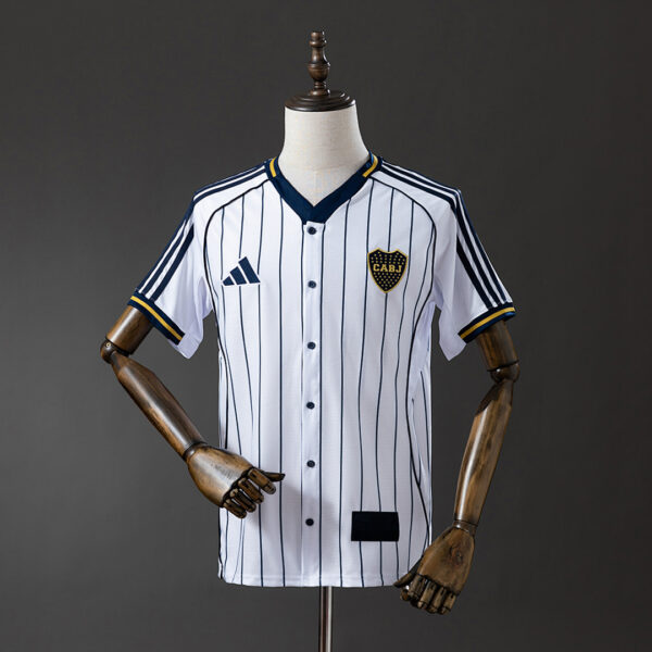 Camiseta Boca Juniors 2024 Edición Especial Pinstripe CABJ - detalle letras CABJ