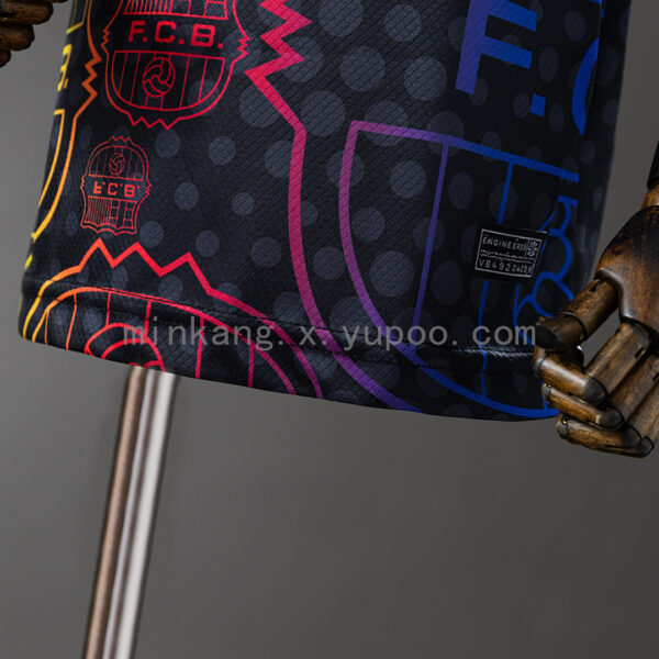 Camiseta Barcelona 2023/24 Entrenamiento — detalle escudo