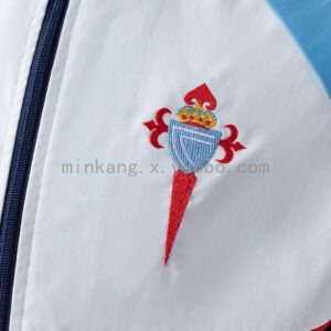 Camiseta Celta de Vigo 2023/24 Cortaviento — detalle escudo