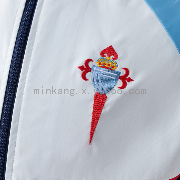 Camiseta Celta de Vigo 2023/24 Cortaviento — detalle escudo