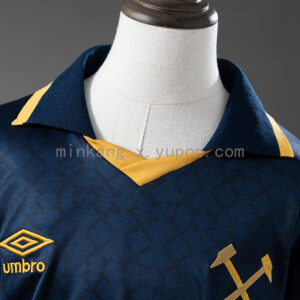 Camiseta West Ham United 2023/24 Tercera - vista completa del kit sobre maniquí