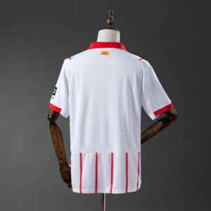 Camiseta Girona 2023/24 Local — detalle escudo y franjas