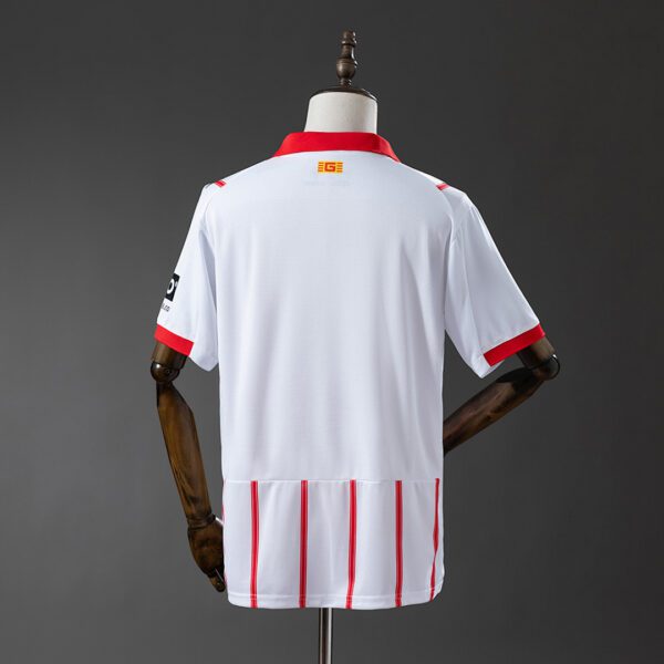Camiseta Girona 2023/24 Local — detalle escudo y franjas