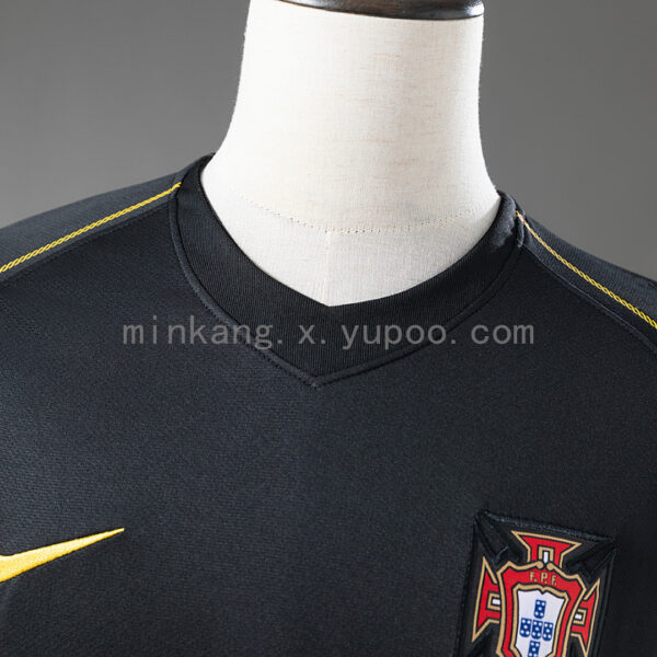 Camiseta Portugal 2006 Retro Visita Manga Larga - detalle escudo