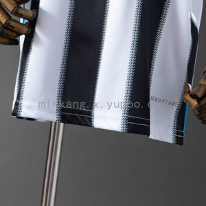 Camiseta Newcastle 2005/06 Retro Local - detalle franjas