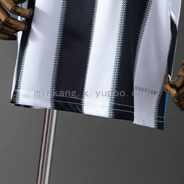 Camiseta Newcastle 2005/06 Retro Local - detalle franjas