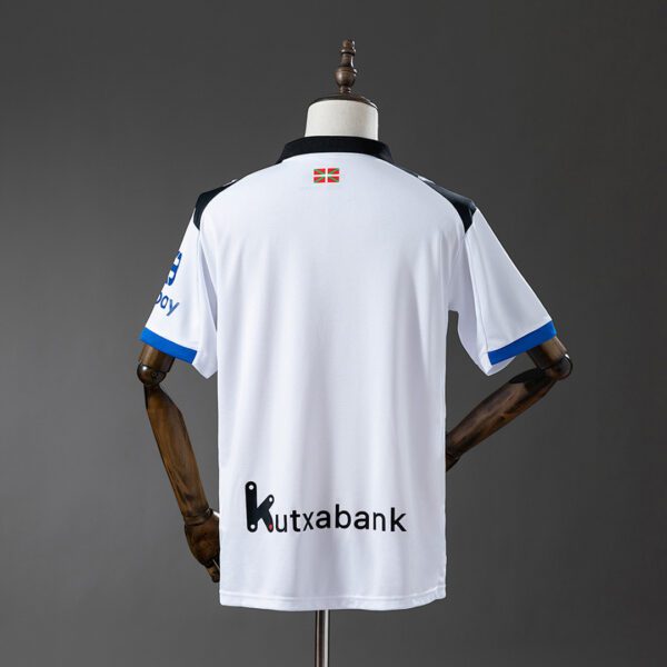 Camiseta Deportivo Alavés 2023/24 Visita — detalle escudo