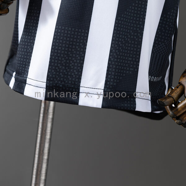 Camiseta Atlético Mineiro 2024/25 Local – vista frontal inferior con short