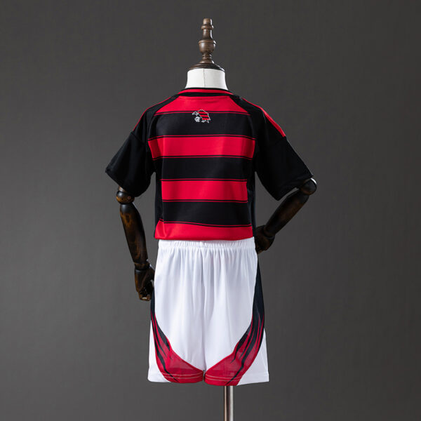 Camiseta Flamengo 2024/25 Local — shorts detalle logo Adidas