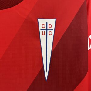 Camiseta Universidad Católica 2024/25 Visita - detalle manga y sponsor 1XBET