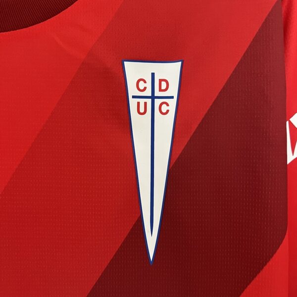 Camiseta Universidad Católica 2024/25 Visita - detalle manga y sponsor 1XBET