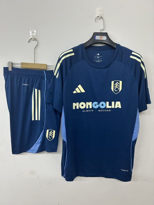Camiseta Fulham 2023/24 Entrenamiento - prenda sobre percha con shorts a juego
