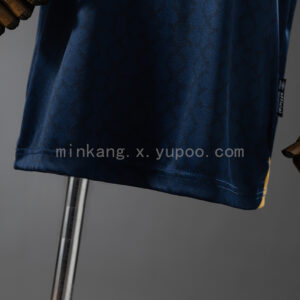 Camiseta West Ham United 2023/24 Tercera - detalle escudo y marca Umbro en el pecho