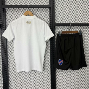 Camiseta Colo Colo 2025 Aniversario - detalle de la manga y borde