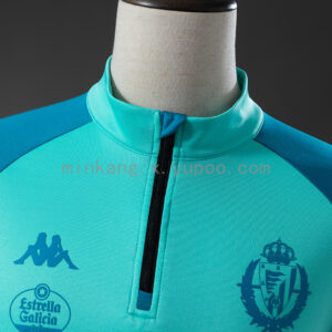 Camiseta Real Valladolid 2023/24 Entrenamiento — detalle escudo