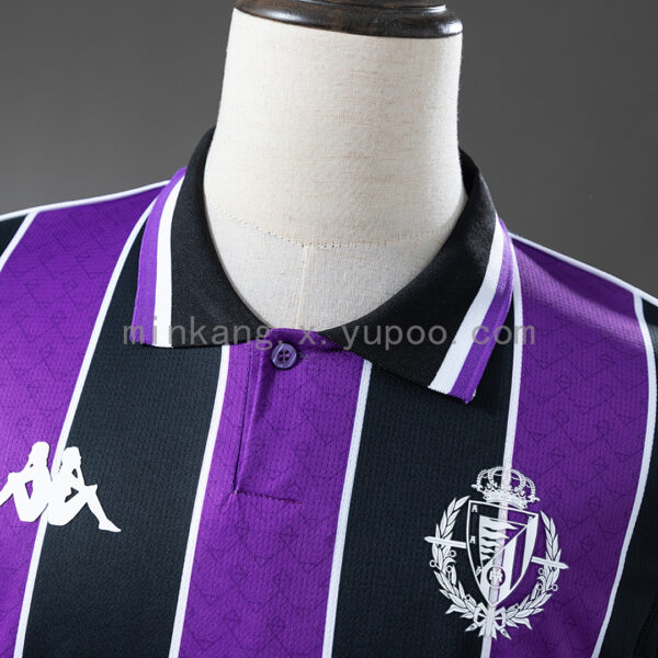 Camiseta Real Valladolid 2022/23 Visita — detalle escudo