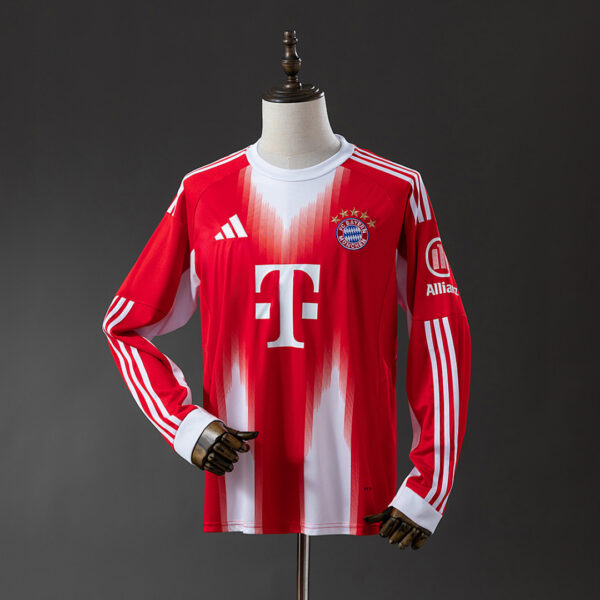 Camiseta FC Bayern München 2023/24 Local Manga Larga - detalle escudo
