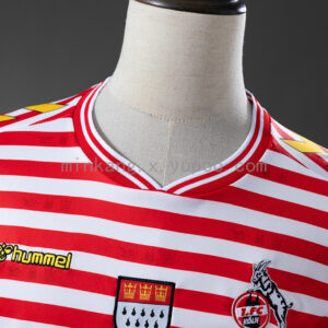 Camiseta FC Köln 2023/24 Local - detalle escudo principal