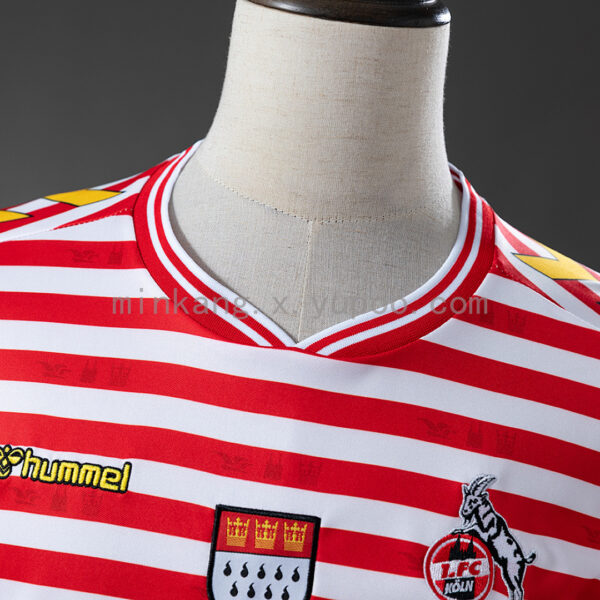 Camiseta FC Köln 2023/24 Local - detalle escudo principal