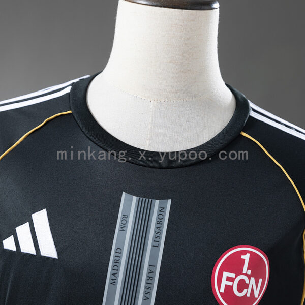 Camiseta 1. FC Nürnberg 2024/25 Local - detalle escudo y aniversario