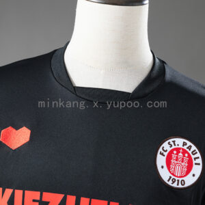 Camiseta FC St. Pauli Retro Kiezhelden Negra - detalle corazón y Kiezhelden