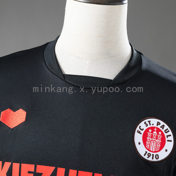 Camiseta FC St. Pauli Retro Kiezhelden Negra - detalle corazón y Kiezhelden