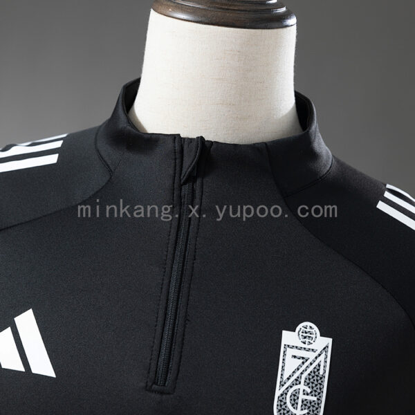 Camiseta Granada 2023/24 Entrenamiento — detalle escudo