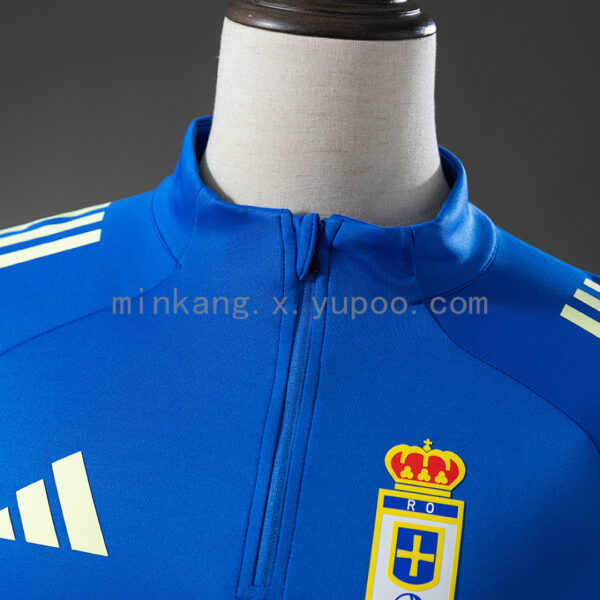 Camiseta Real Oviedo Entrenamiento - detalle escudo