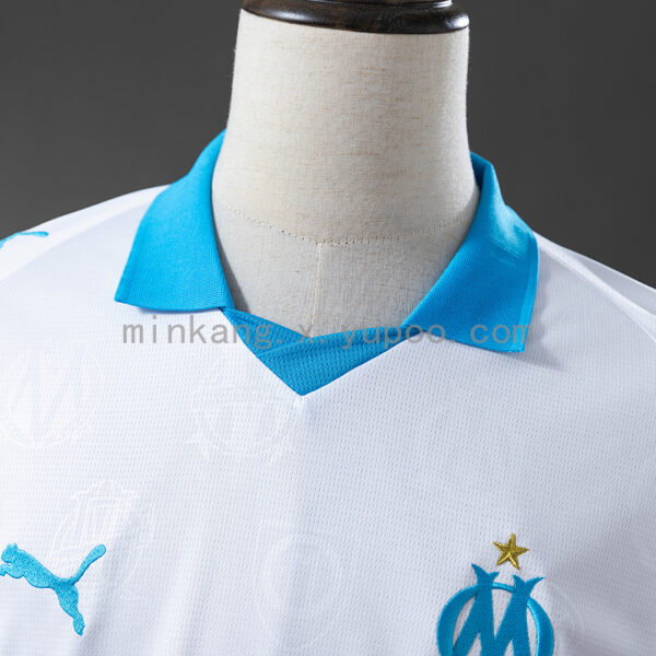 Camiseta Olympique de Marseille 2023/24 Local Manga Larga - detalle escudo
