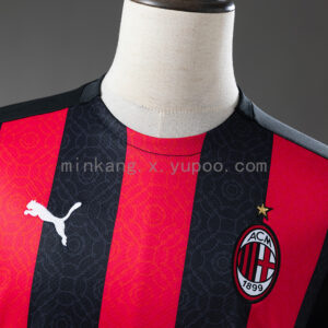 Camiseta AC Milan 2021/22 Local Retro - detalle escudo