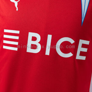 Camiseta Universidad Católica 2024 Visita - detalle del dobladillo inferior